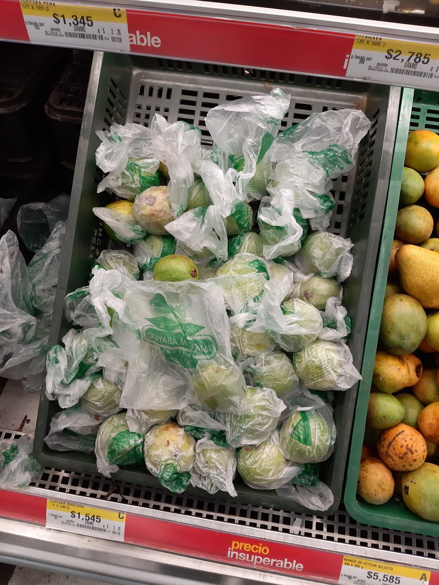 FelipeOspinaN's tweet photo. Señores @almacenesexito 
Es tan necesario comercializar cada guayaba manzana en su propia bolsa de plástico? 
@plasticomanos @Vivirsinplastic @PlasticAttackCO https://t.co/Rjlc92PZkZ