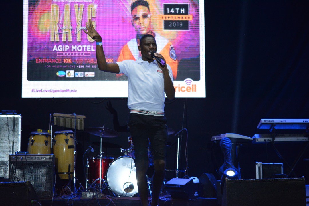 FortuneDawei's tweet photo. Boy shut down the Mbarara audience at the #RayGLive19!
You could hear the cheers & big laughs through out. Yo @kalelacomedian, proud of you bruh. Let's keep telling our brands' stories to everyone in Uganda 🇺🇬.
That @ComedyStoreUG Tee 💪 also looks dope on you. https://t.co/iiyMz1B18V