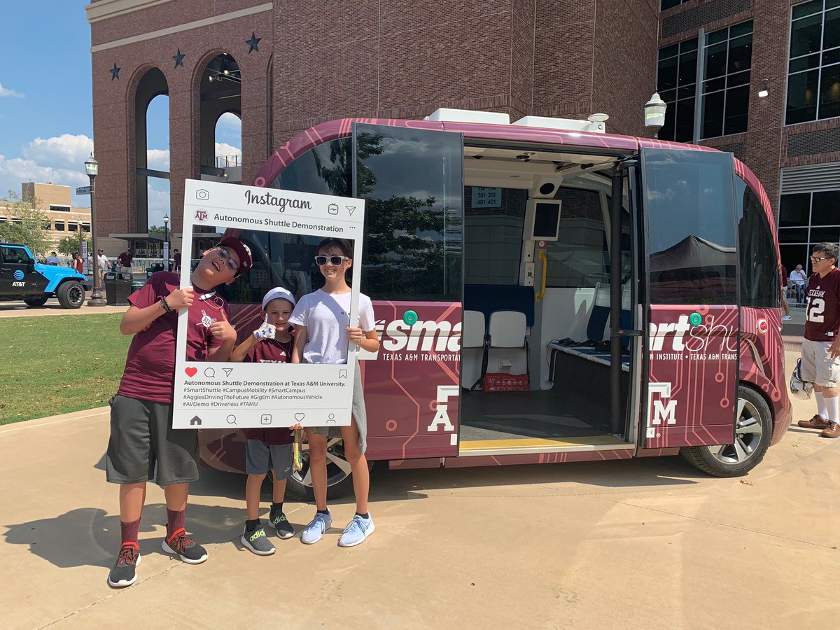 TTITAMU's tweet image. The Mura family, classs of ‘93! Thanks for stopping by to see the #SmartShuttle!