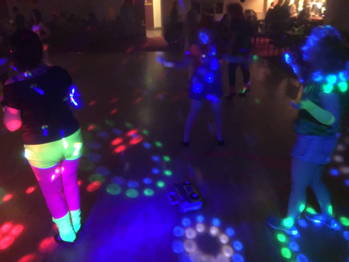 TheStuteShildon's tweet photo. Dancing round the ghetto blaster 80s styley- total 80s vibe man at the Stute tonight. #StrangerTunes https://t.co/1MW53S55hC