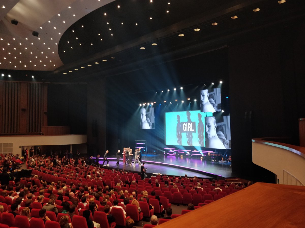 maaitijssens's tweet photo. Girl wint Ensor voor beste film @ffoostende #FFO19 #ensors19 #Belga https://t.co/BzkJd6m350