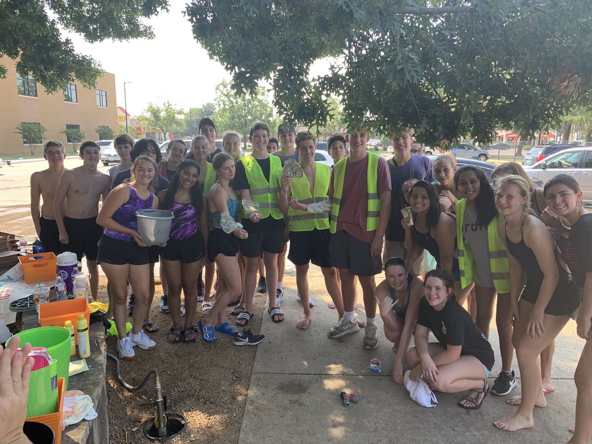 PaschalAquatics's tweet photo. Fantastic car wash !!! Thank you all who participated!!! Our swimmers did a great job working together to achieve a goal! Shout of to our band who made all this possible!!! #paschalaquatics #paschalhigh #paschalband https://t.co/lhz6OKGBLQ