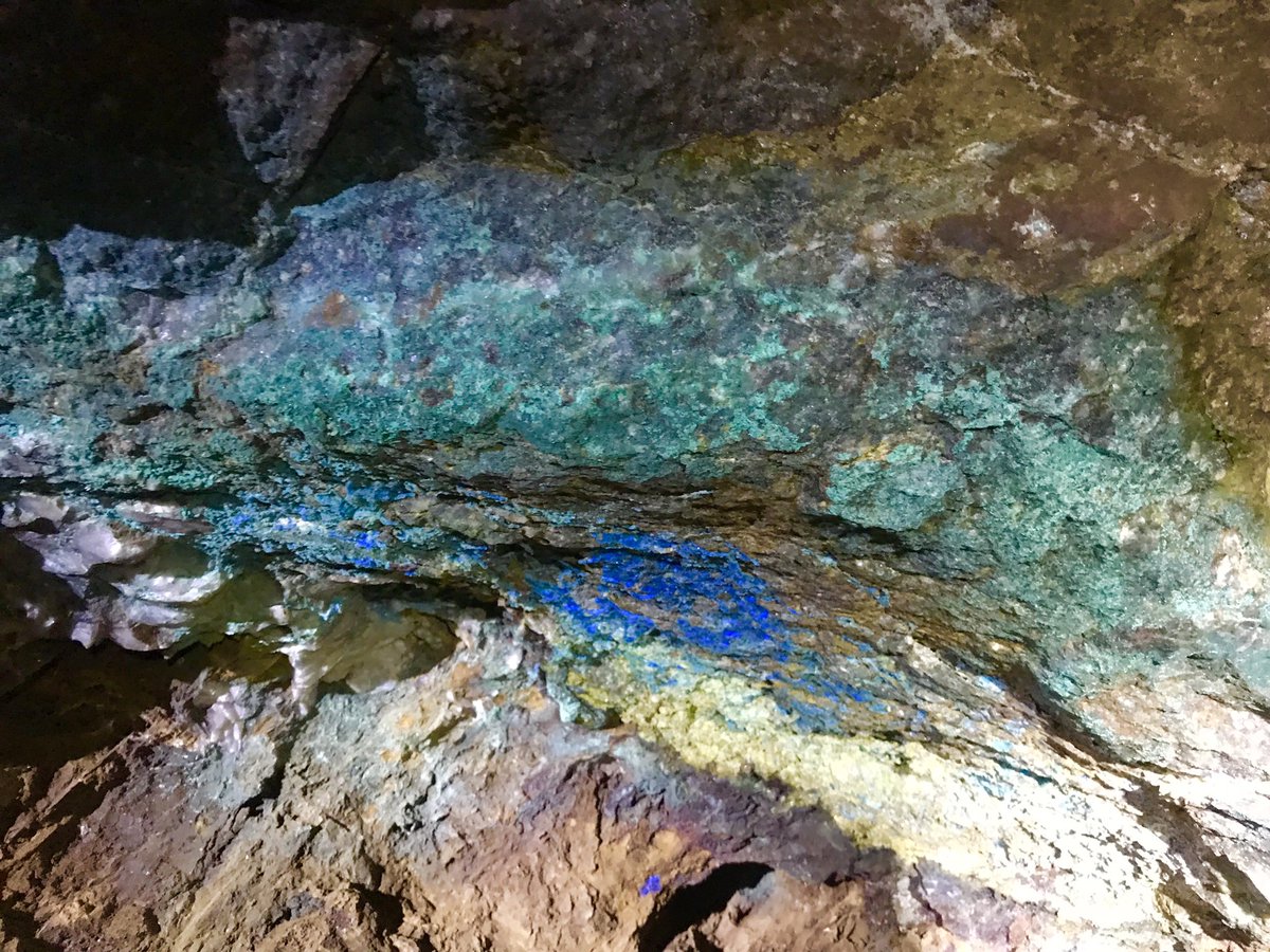 americaslibrary's tweet photo. Sierra Student Coalition exploring lapis, malachite, and pyrite minerals layered within the walls of an old copper mine. We had a ton fun today at Franklin Mountain State Park! @Americas_HS @JEvans_AHS #TeamSISD @RioGrandeSierra #NatureNerds #ExploreElPaso @TPWDnews https://t.co/1ZSSN7eW6B