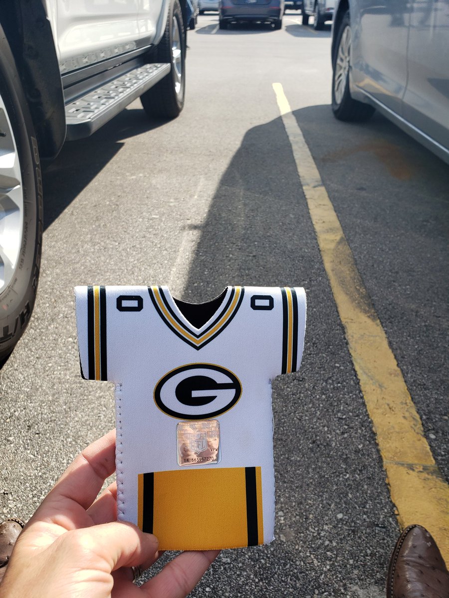 JillEllenS's tweet photo. Thank you #associatedbank  for the awesome can koozie. #bigandrich https://t.co/9WnIuDMCvs