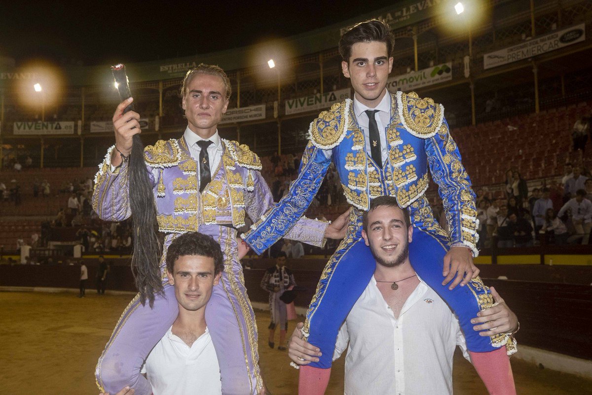 burladerotv's tweet photo. FESTEJOS.- MURCIA.- Álvaro Ruiz y Lalo de María cortaron un rabo en el prólogo de la feria #Murcia @PlazaToroMurcia @LaloDeMaria #AlvaroRuiz (foto @Toromedia12) https://t.co/DuijrmRvF4 https://t.co/GZeAC4NMVm