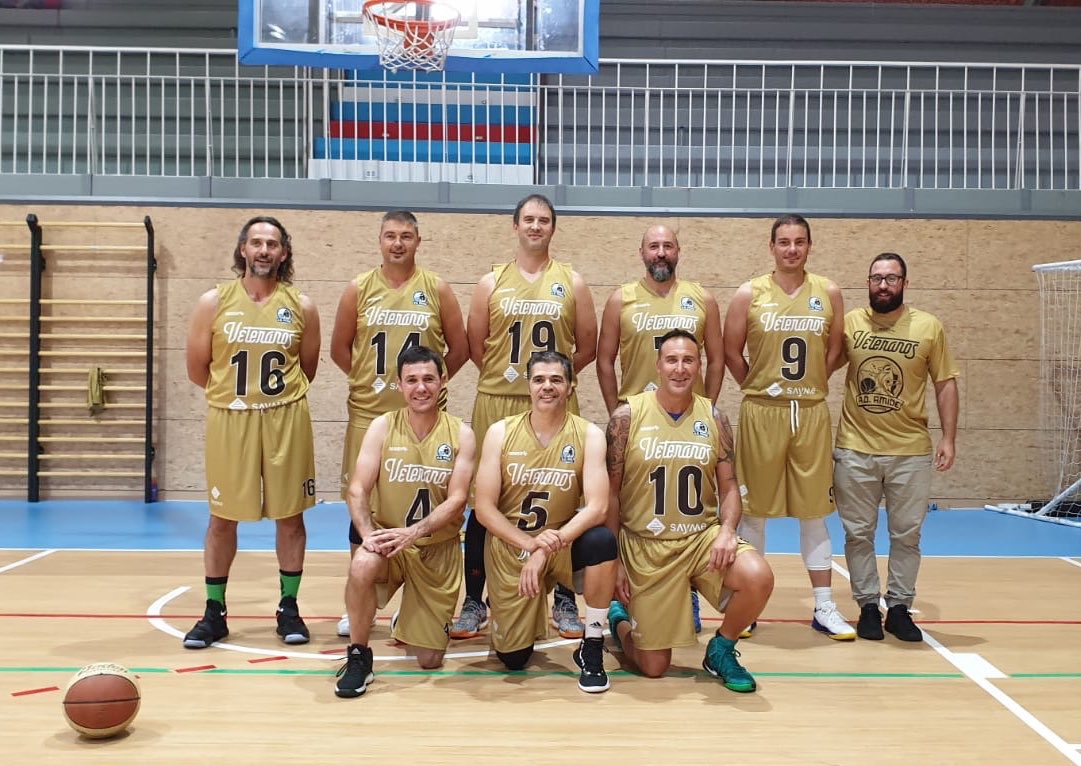 FortuPorras's tweet photo. Exitazo del baloncesto cántabro y de @amide_ad en el @giveandgosport #Over40Madrid2019 Nuestros 2 equipos se clasifican para sus finales y tanto #SantanderMasters como #VeteranosTorrelavega también llegan a sus finales 💪🏻💪🏻👏🏻👏🏻🏀🏀 #Cantabria #baloncesto #veteranos https://t.co/1hc4TxrSHl