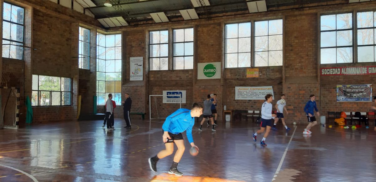 femebal's tweet photo. #ProHand 🤾♂️
Esta mañana se llevó a cabo un nuevo entrenamiento para los menores y cadetes a cargo de Gonzalo Iglesias, buscando mejorar la táctica y técnica tanto en lo grupal como individual. https://t.co/is02N45Rd0