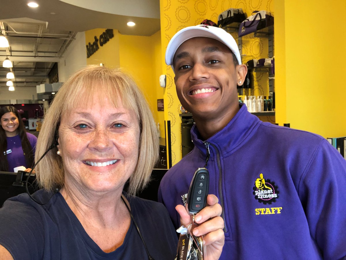 MamaWeldy's tweet photo. So, @PlanetFitness - Decatur IL does it all. I dropped my keys this morning on the way in. The remote completely fell apart! Not to worry. This cool guy put it back together! The chick photo bomber in the back is awfully nice, too! :) #Iloveplanetfitness  #glendaraves https://t.co/kOOIp7TgMl