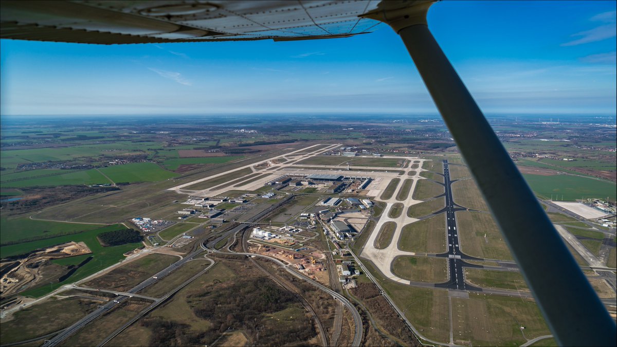 RadiosoundsV's tweet photo. Part 7 - #Verkehrsflieger #AntenneBrandenburg #rbb #aerialphotography #luftbilder #aerialshots #ber #flughafen #schönefeld #terminal #tower #telekom #telefonzelle #acker https://t.co/UokR97CfZ4