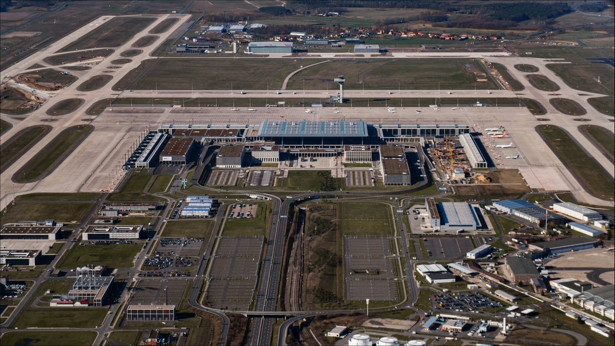 RadiosoundsV's tweet photo. Part 7 - #Verkehrsflieger #AntenneBrandenburg #rbb #aerialphotography #luftbilder #aerialshots #ber #flughafen #schönefeld #terminal #tower #telekom #telefonzelle #acker https://t.co/UokR97CfZ4