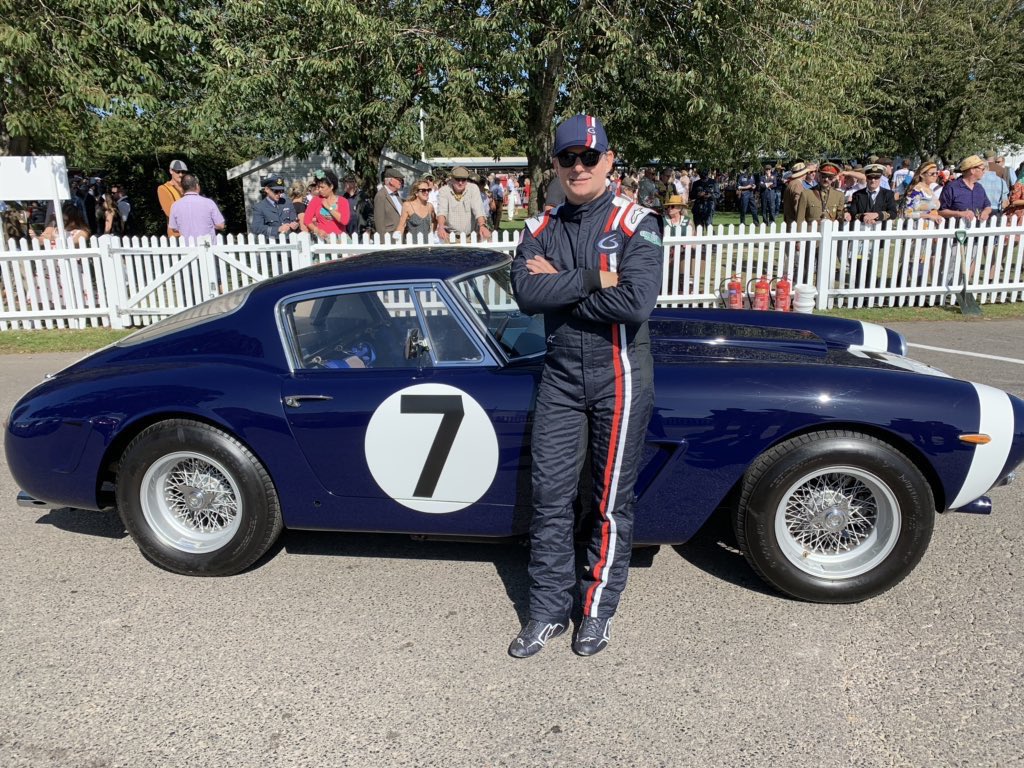 .<a href="/JeffGordonWeb/">Jeff Gordon</a> is visiting the UK &amp; sporting a new patriotic hat &amp; firesuit. You can get an exclusive tee/hat based on the vintage red, white &amp; blue firesuit design from <a href="/JeffGordonStore/">Jeff Gordon Store</a>.

⬇️⬇️

store.jeffgordon.com/dept/featured?…