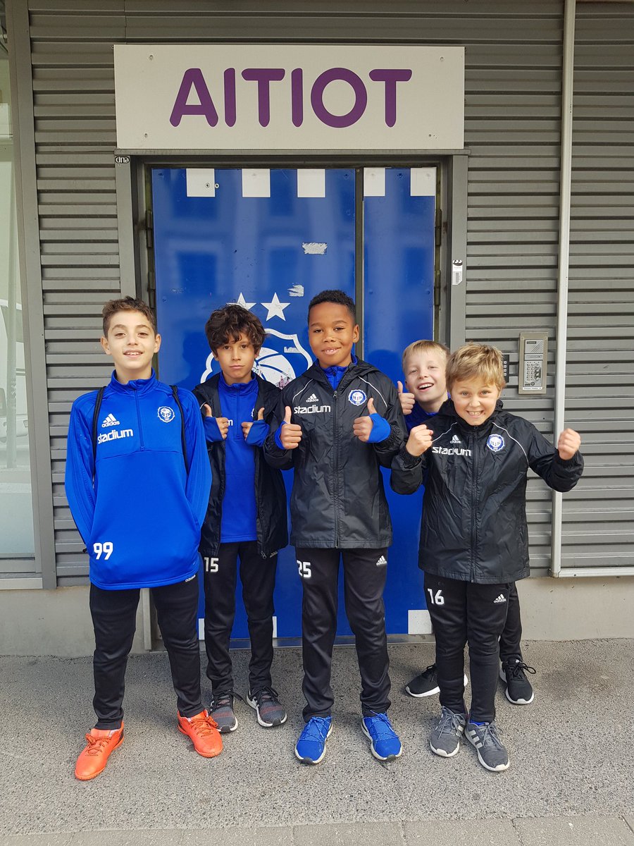 hjk09sininen's tweet photo. Tänään me palloiltiin Telia 5G kentän laidalla pallopoikina, kun HJK:n Klubi 04 kohtasi Reippaan Lahdesta.⚽️⚽️⚽️
Siivitimme ahkeroinnillamme Klubin hienoon 4-3 voittoon😃🔥 
#klubi04 #HJK #OnVainYksiKlubi #pallopojat #hjk09sininen #kunniatehtävä #palloillaan #fun https://t.co/gP0oia77Bn