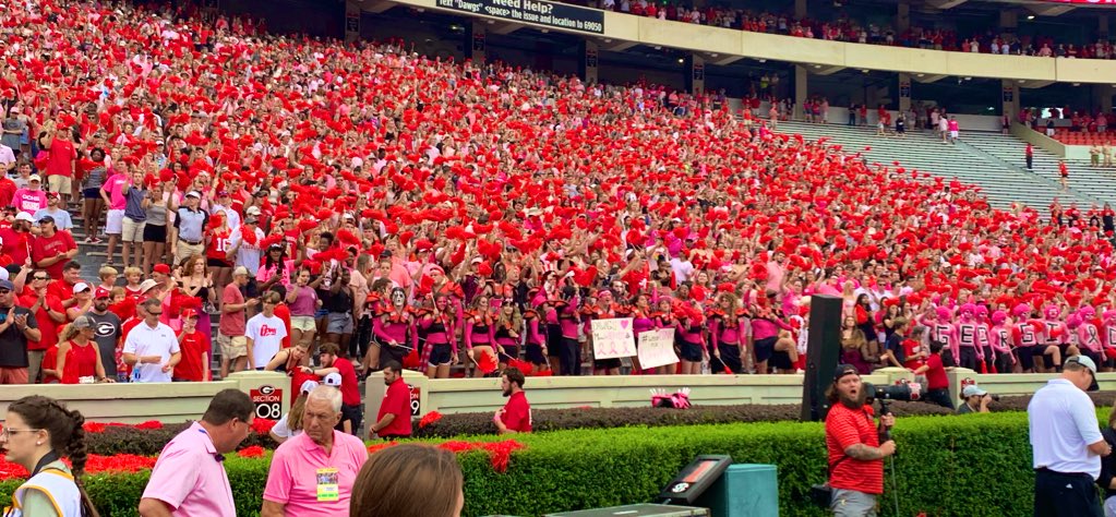 kdamp's tweet image. Well done, @georgiafootball student section. Well done. #WearPinkForWendy #NotFightingAlone