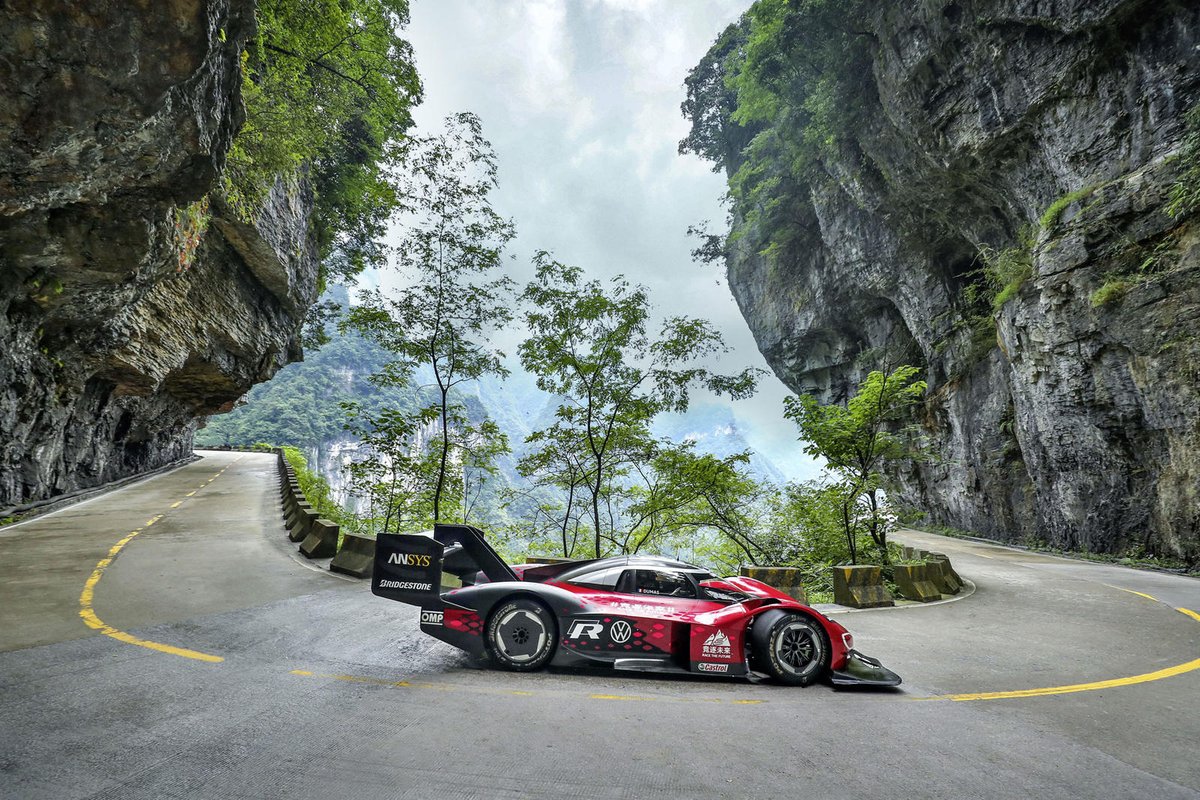 CarBuzzcom's tweet image. Watch 670-HP @Volkswagen ID. R Race Around World's Toughest Road. Volkswagen is keen to impress in China. #laprecord #racecar #record #video Read: car.bz/si4smf1