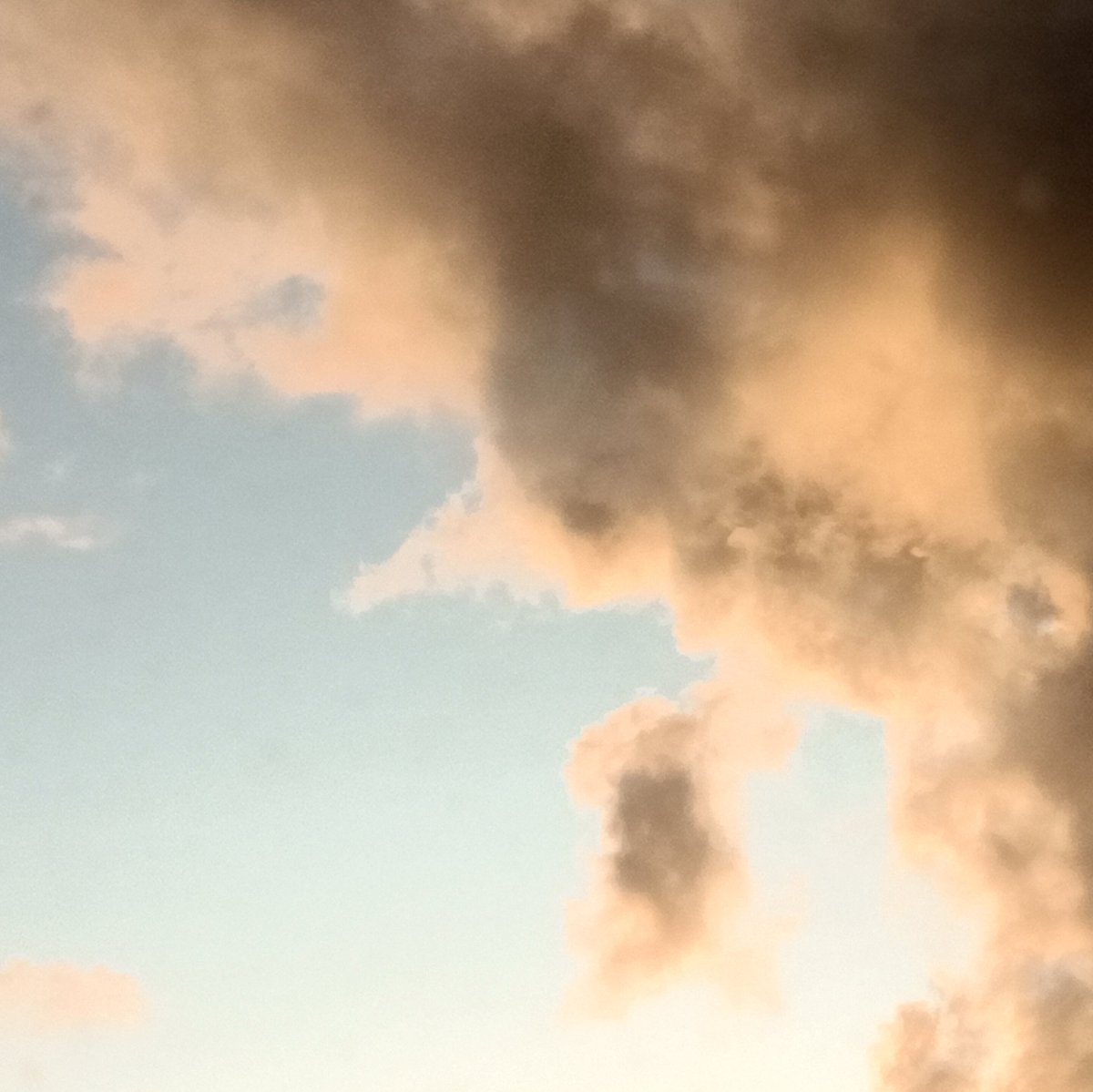 jswindowbox's tweet photo. #clouds #fluffyclouds #sky #blue #cloudlovers #crazyclouds #creativesky #creativeclouds #clouddaily #skylog #sun #sunset #inspiringclouds #beautyinthesky #greyclouds #nofilter https://t.co/ogaB3Lhw1R