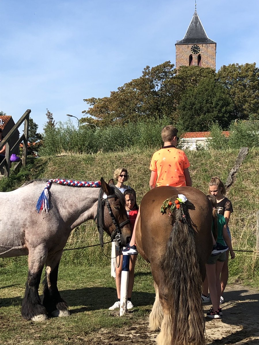 Vandaag een vol programma in #Souburg : 19de Folklore Festival Walcheren, Karolingenmarkt, ringrijden...en alles onder een stralende Zeeuwse zon! <a href="/gem_vlissingen/">Gemeente Vlissingen</a>