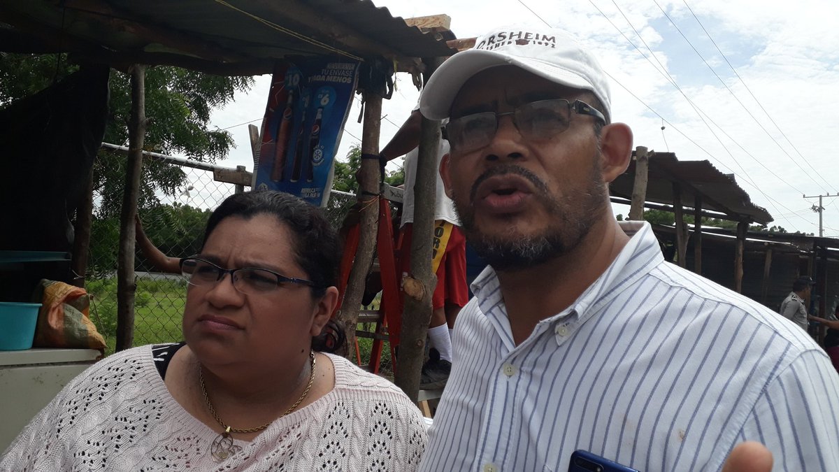 MarthaVasquezLP's tweet photo. Tío de Jaime Navarrete y otros familiares de presos políticos en espera de noticias de libertad, frente al sistema penitenciario nacional Jorge Navarro en Tipitapa. @laprensa https://t.co/NAqUG9mKn3