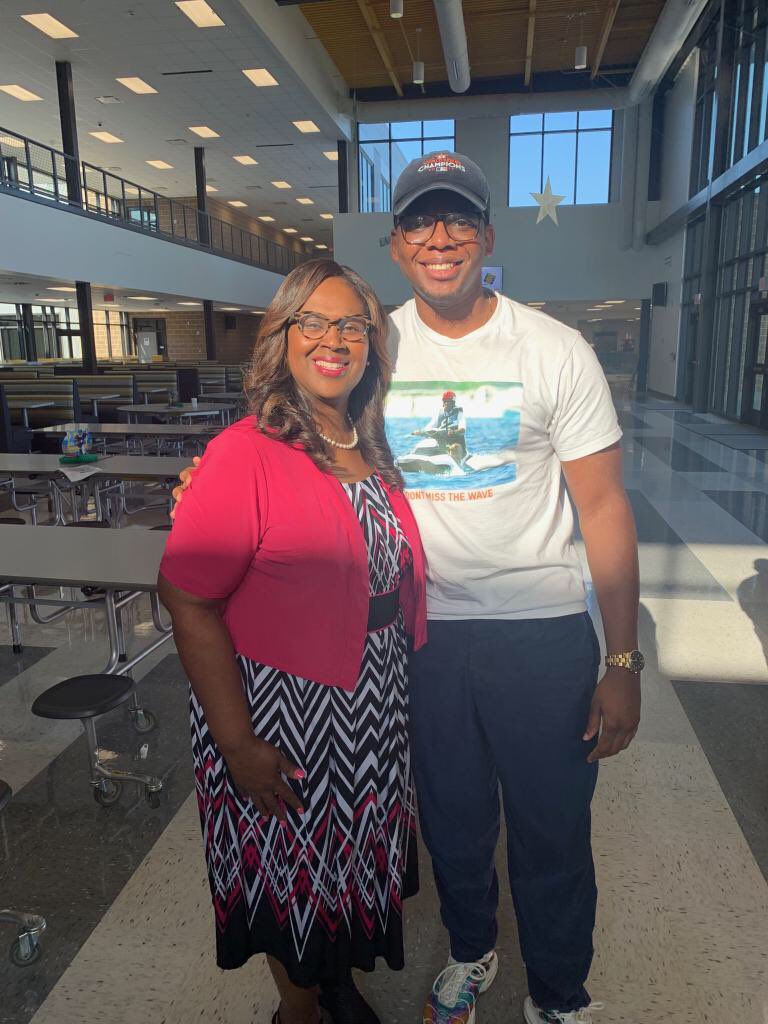 PatrickHenryMS's tweet image. 🤩Mr Abel with @HISDSupe @TeamHISD @HISD_Assessment @ the Data Driven Symposium! #datarichyear 🏈 #TeamMath  @PatrickHenryMS