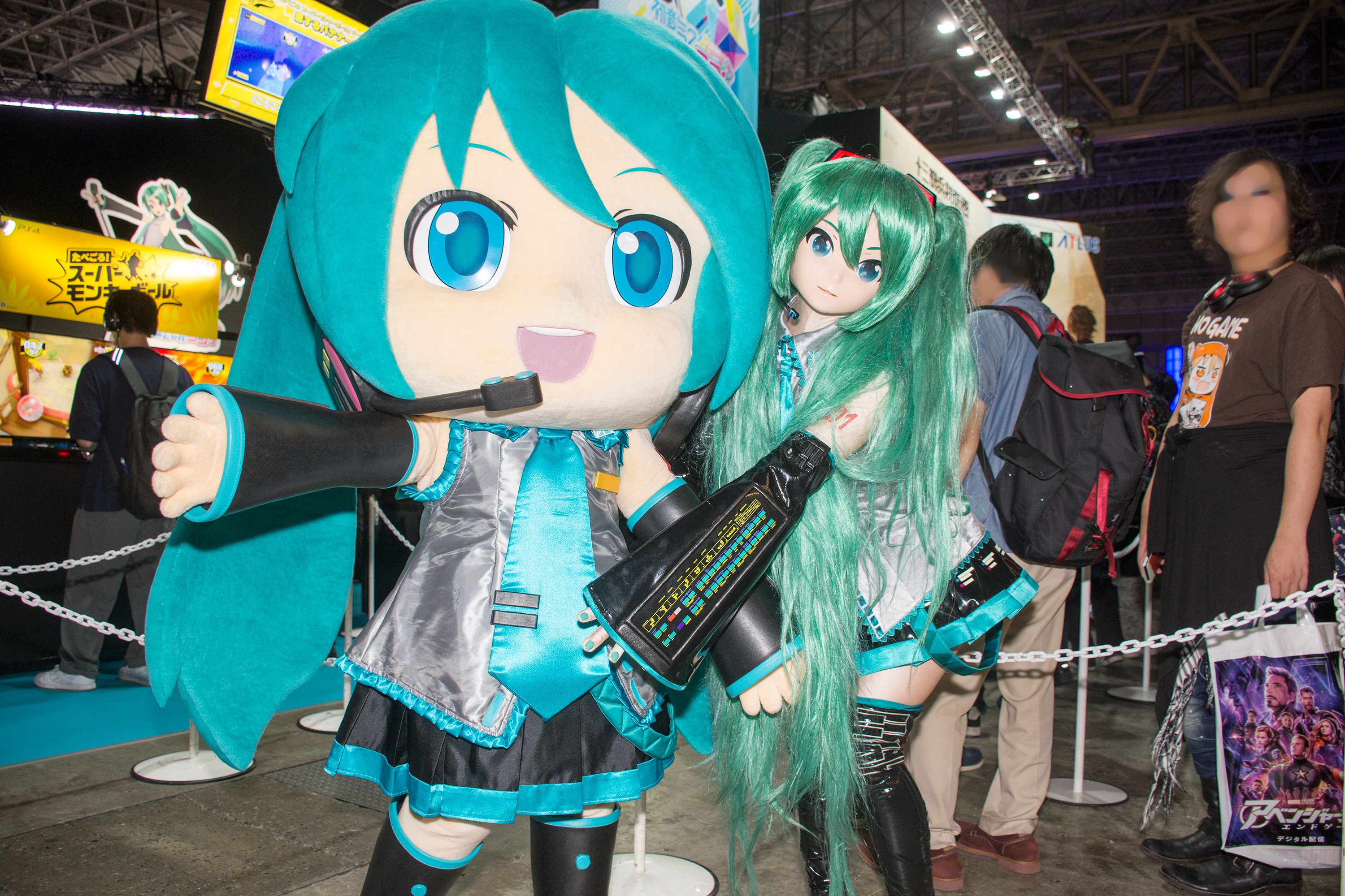 ミクナノー TGSのミクダヨーさんとミクナノーさん。 登場スケジュールは非公開でしたが、 日曜参加組の参考までに、  自分が遭遇したのは10：30頃、11：15頃、14：20頃、15：30頃。  12時頃にも出現していたようだし、閉場時間近くにも登場したのだろうし、出現頻度滅茶苦 ...