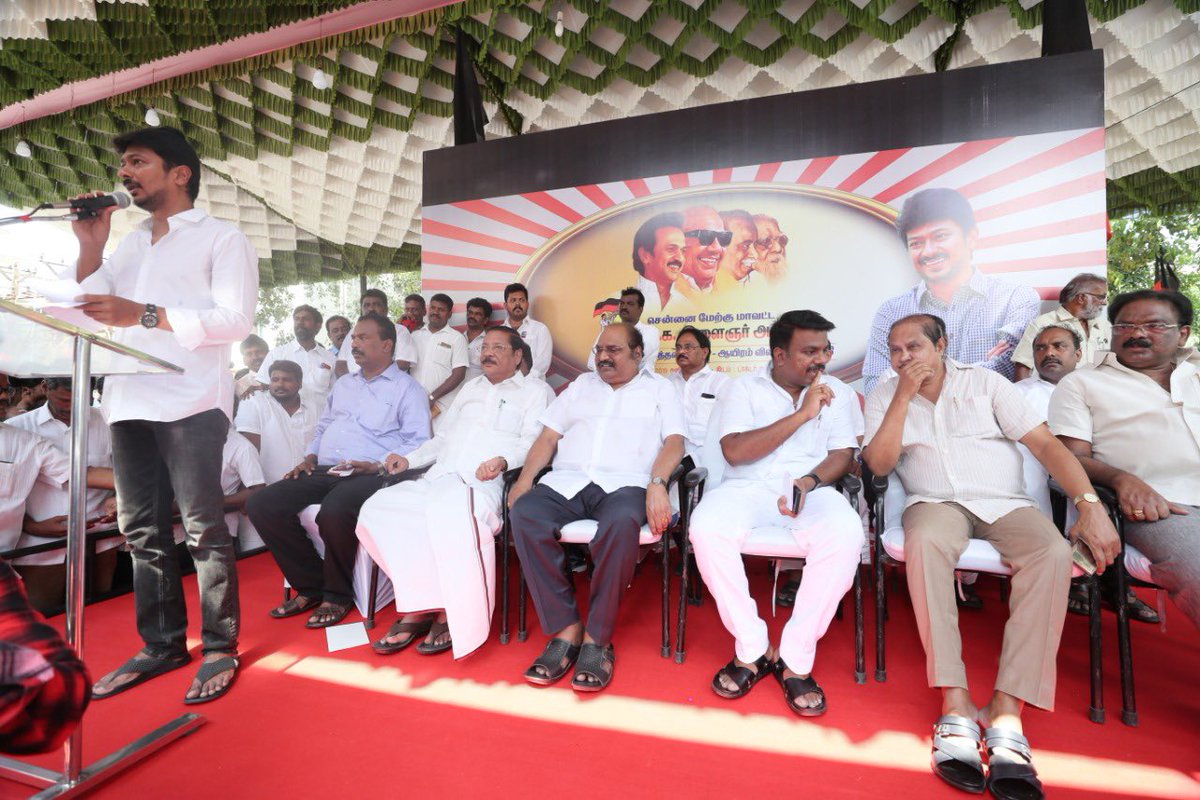 Udhaystalin's tweet photo. ‘பேனர்கள் கூடாது’ என்று கேட்டுக்கொண்டிருந்தேன். ‘இது, இதற்கான நிகழ்ச்சி’ என்பதை உணர்த்த மேடையில் வைக்கப்பட்ட அந்த ஒன்றைத் தவிர கூடுதலாக ஒரு பேனர்கூட வைக்கவில்லை என்பது மகிழ்ச்சி. இந்தப் புரிதலே உங்களை இன்னும் நெருக்கமாக உணரவைக்கிறது. தொடரவும். நன்றி, வாழ்த்துகள். #BANBANNERS https://t.co/6KniZpKF7p