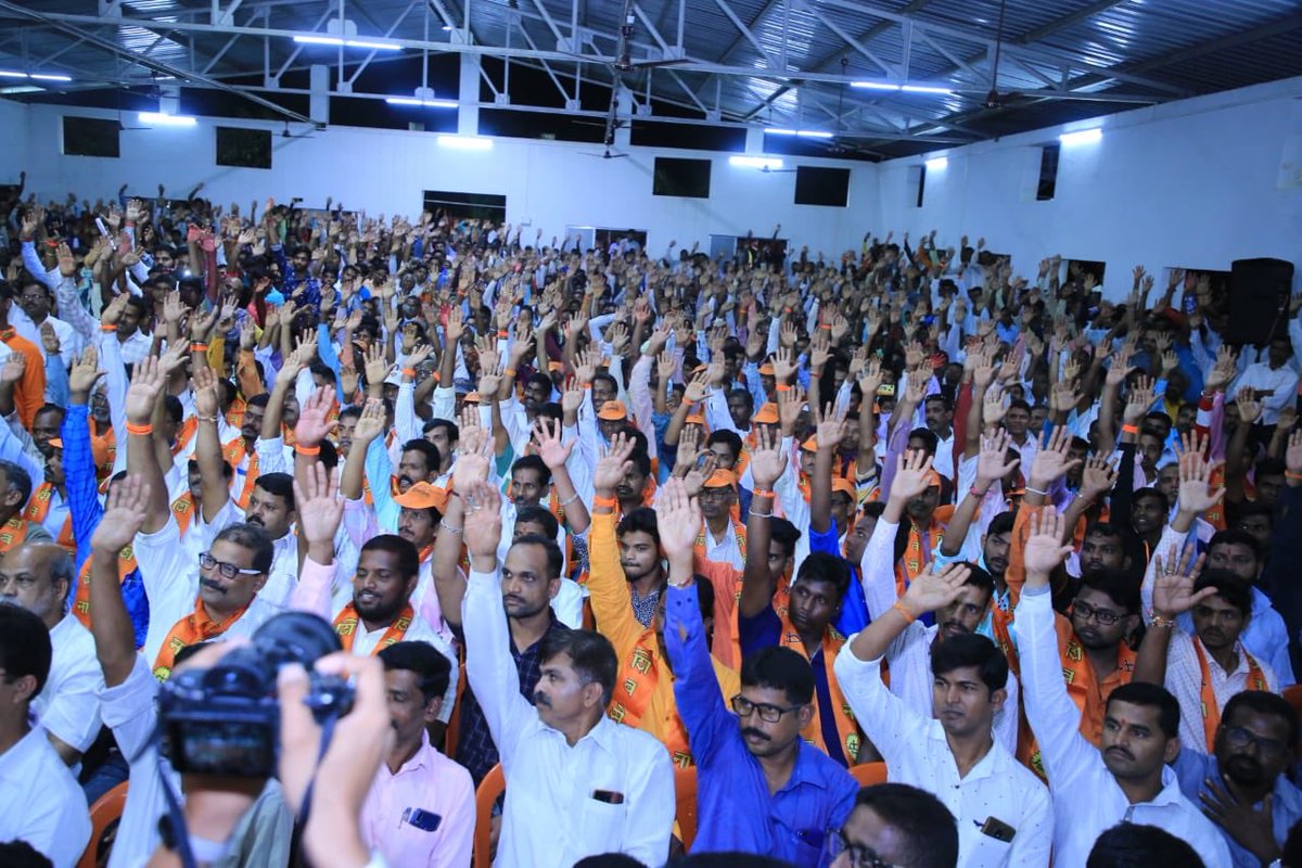 ShivSenaUBT_'s tweet image. &quot;लढायचं किंवा नाही लढायचं जो आदेश जनता देईल तो मी मान्य करेन. पण जर लढायचं झालंच तर संपूर्ण महाराष्ट्र माझा मतदारसंघ असेल.&quot;
-युवासेनाप्रमुख @AUThackeray हातखंबा येथील विजय संकल्प मेळाव्यादरम्यान.
#JAYMaharashtra