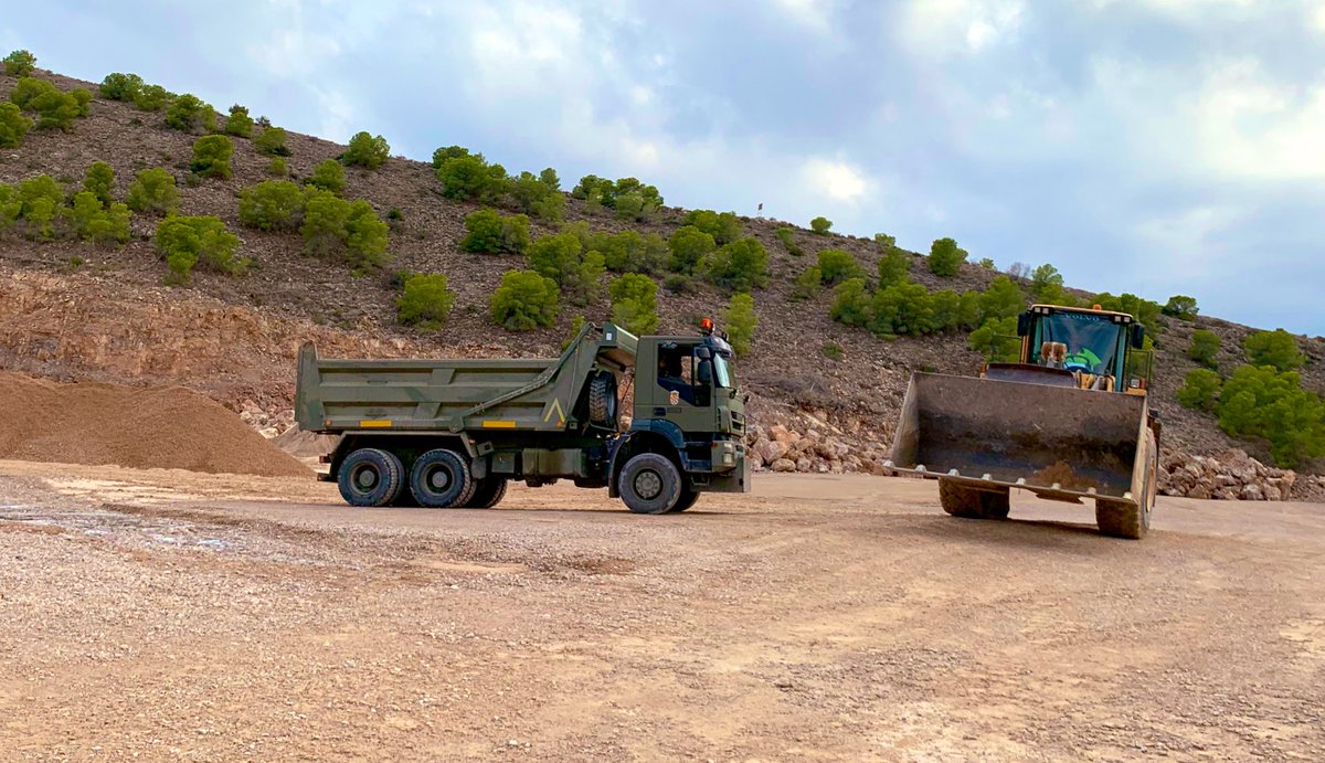 GarciaBalibrea's tweet photo. La UME cargando materiales para la rotura de #DANARMurcia del #RioSegura a su paso por el Raal en #Arimesa https://t.co/BRzoaPrkqd