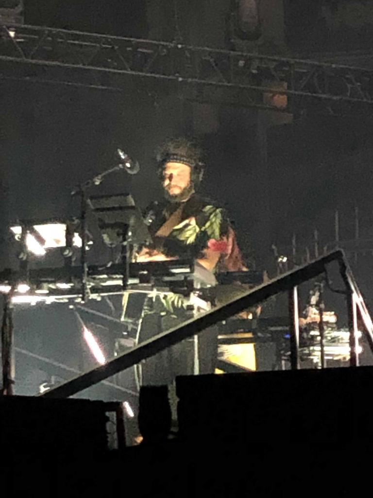 AlohaSpotter's tweet photo. Justin Vernon, frontman of indie folktronica band @boniver, sported an #alohashirt on stage at the @ChaseCenter in #SanFrancisco on Thursday 🌺🌴🎸🎹👨‍🎤 https://t.co/skuooBAC7Q
