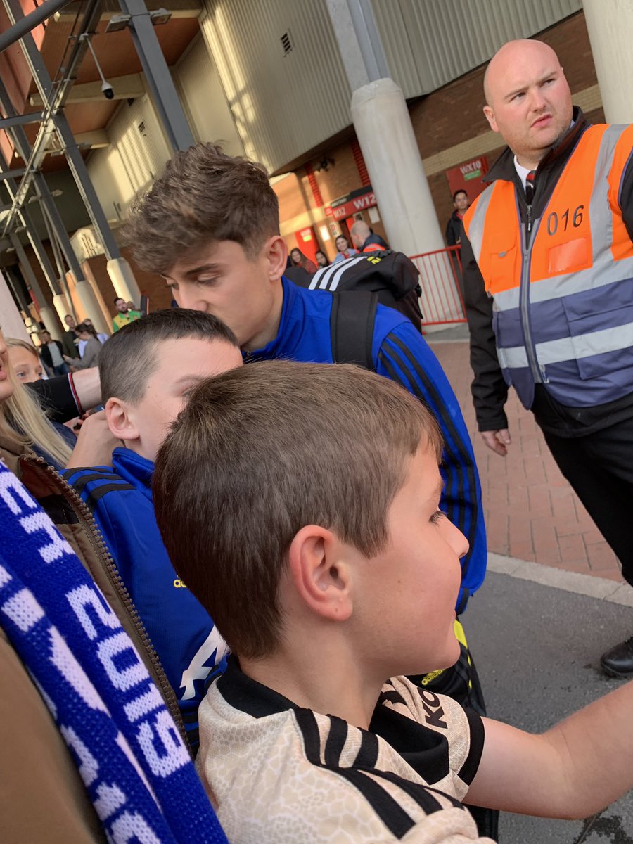 Thanks a lot to the <a href="/ManUtd/">Manchester United</a> players for coming out after the game to spend time with the fans. Through thick and thin, I’m behind you. #MUNLEI