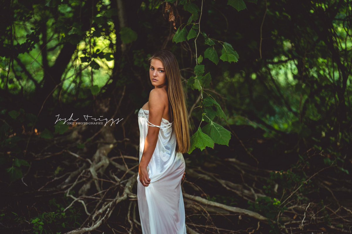 KaysiedeeX3's tweet photo. she is a wild, tangled forest with temples and treasures concealed inside. 🌿 https://t.co/Ry6hltAUZ5