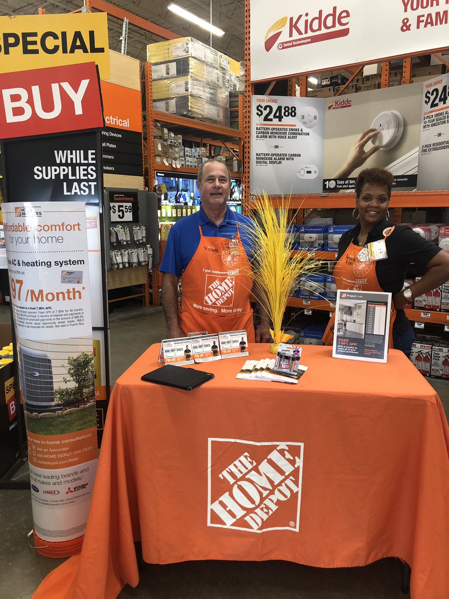 Renicka leading the HVAC event with Richard from HDE getting some window leads. #southernhvac2019 <a href="/LaurieSpn/">Laurie ❤️⚘️🌴☀️🍓</a>