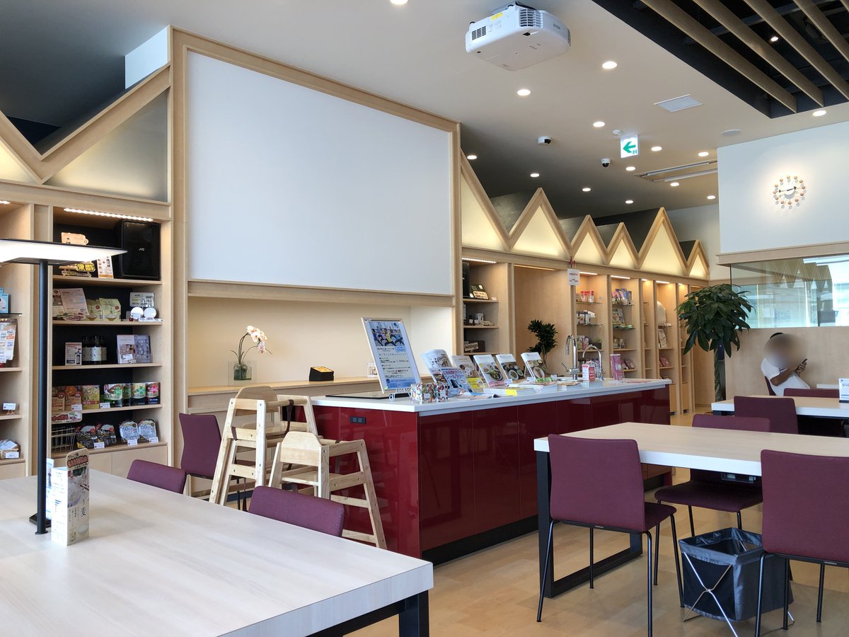 友梛 ゆうな エビマヨのワンプレートと 食後に人参とトロピカルフルーツのイエローカムージーを注文しました 店内は明るく テーブルも椅子もとてもおしゃれ テーブルの上にある照明もおしゃれ 店内のbgmもおしゃれな洋楽 お客様は老若男女