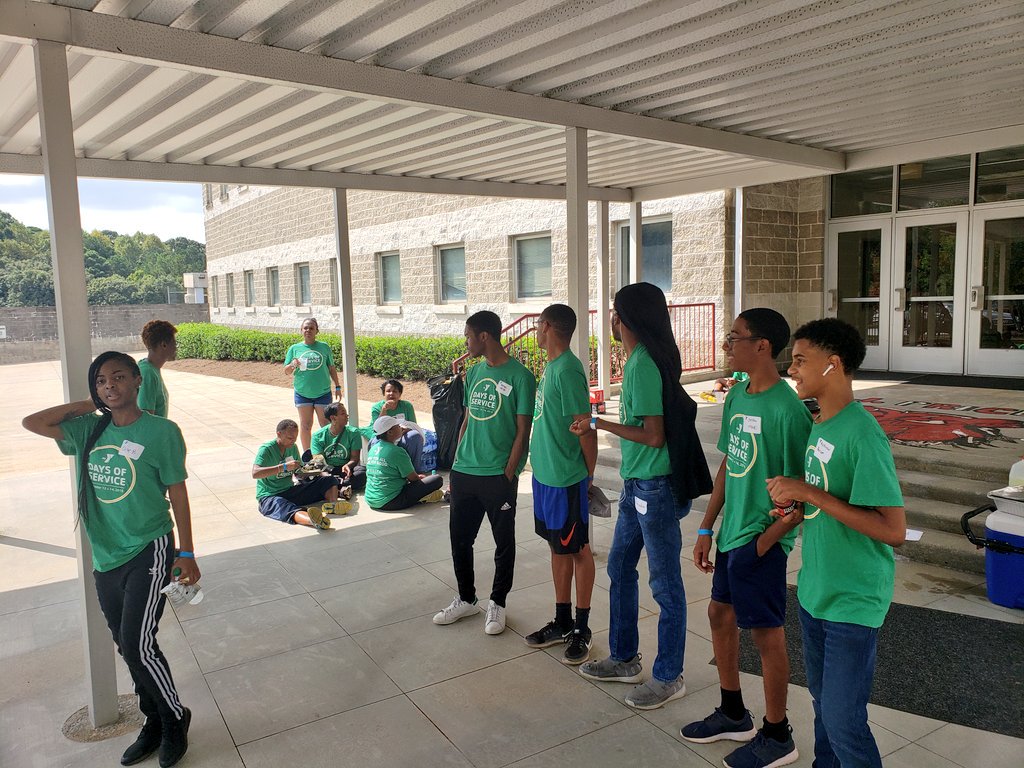 APSPrice's tweet image. Saturdays are for football and SERVICE! Thank you to @carverymca for your #DaysofService projects! Can't wait for teachers to use our outdoor classroom! @PBS_Atlanta @apsupdate #ChoosePurpose #ChoosePrice
