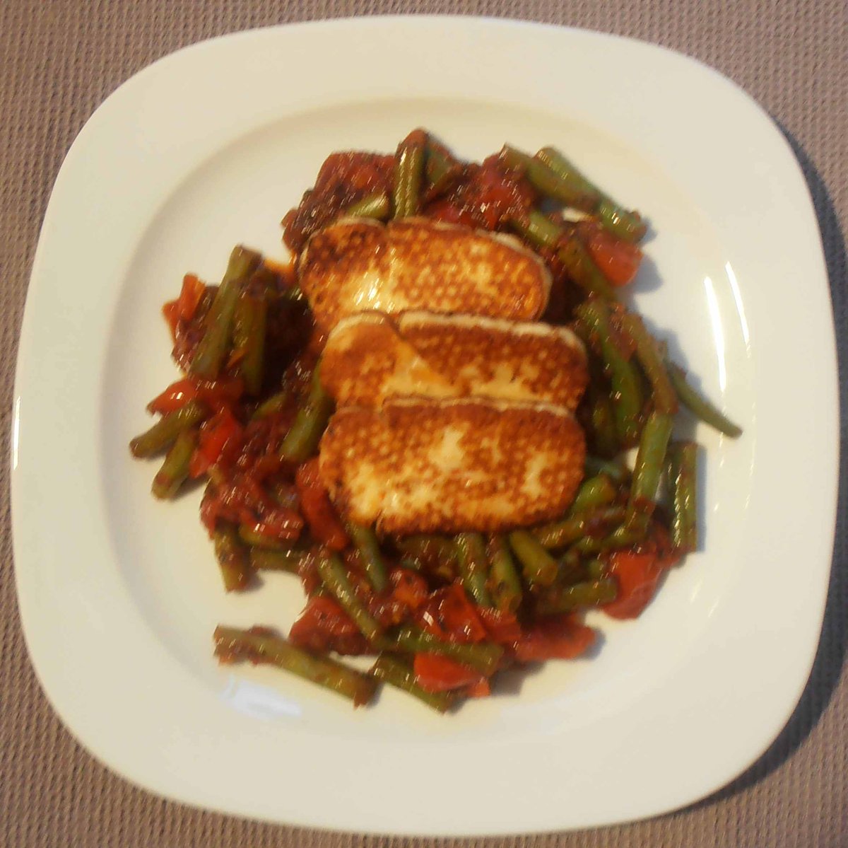 MikeKocht's tweet photo. #Lowcarb #Twooking #vegetarisch und sehr #pikant
#Chili #Halloumi auf #Paradeiser #Fisolen Gemüse
#GrüneBohnen #Strangalan #Stangenbohnen #Bohnenkraut
https://t.co/6GkhE3R2ul https://t.co/1pDL0Hk8DP