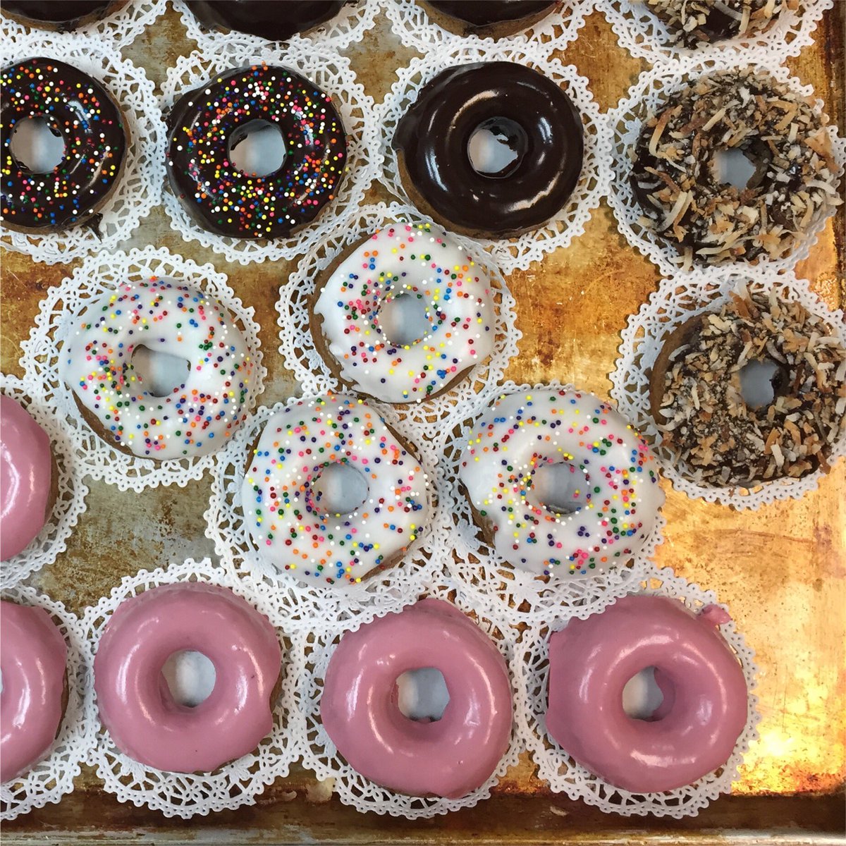 Cloud9NewWest's tweet photo. Donuts galore! 🍩

#plantbaseddonuts #glutenfreebakery #celiacdisease #CCACeliac #theceliacscene  #events_newwest #rivermrkt #dailyhivevancouver  #downtownnewwest #georgiastraight #vancouverfoodster https://t.co/GSPcr4pJxH