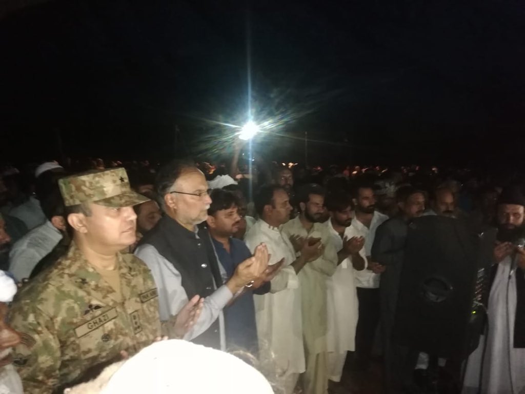 betterpakistan's tweet photo. نارووال کے بہادر سپوت حوالدارشہید ناصر حسین کی نماز جنازہ میں شرکت کی جس نے پیر باغ آذاد کشمیر میں جام شہادت نوش کیا۔

کشمیر کی حفاظت کے لئے نارووال کے سپوت کو جان کا نذرانہ پیش کرنے پر پوری قوم سلام کرتی ہے- https://t.co/HpR7DGHtxw