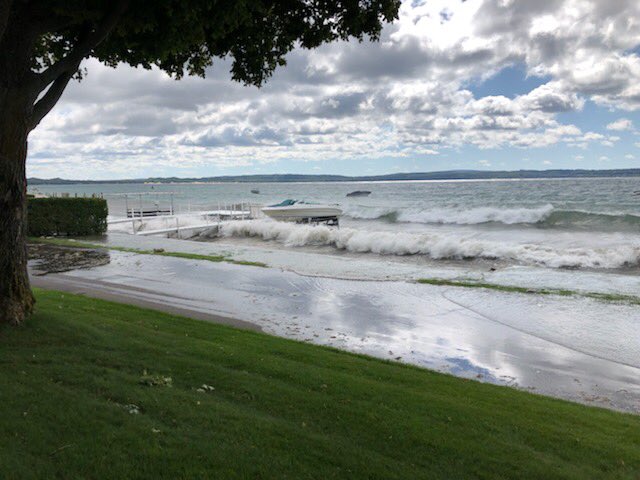 harborlightnews's tweet photo. Big winds and big waves over Beach Drive in Weque. #harborsprings #weque https://t.co/qdg8efXtGo