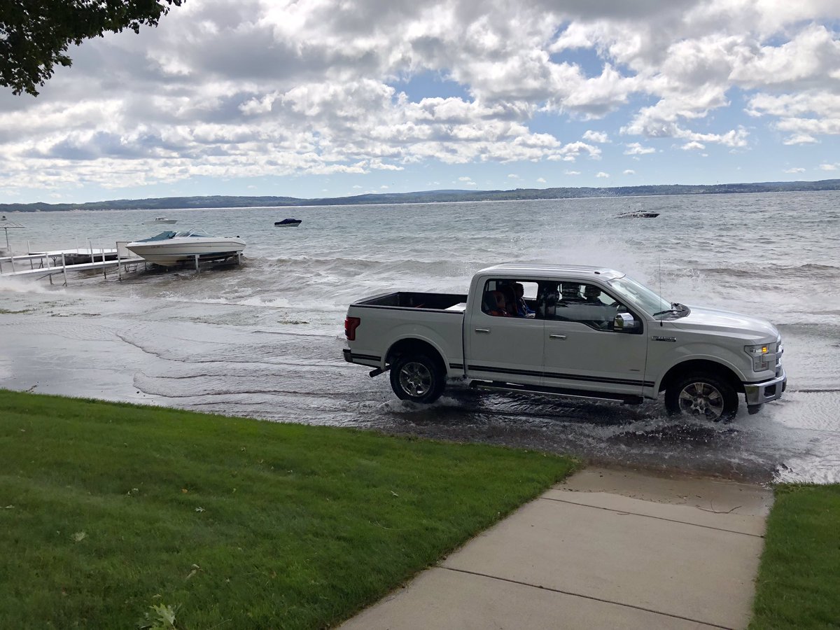 harborlightnews's tweet photo. Big winds and big waves over Beach Drive in Weque. #harborsprings #weque https://t.co/qdg8efXtGo
