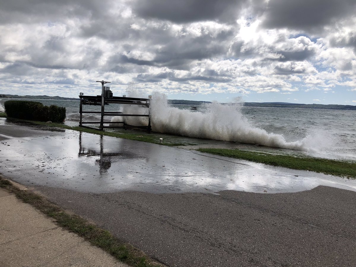 harborlightnews's tweet photo. Big winds and big waves over Beach Drive in Weque. #harborsprings #weque https://t.co/qdg8efXtGo