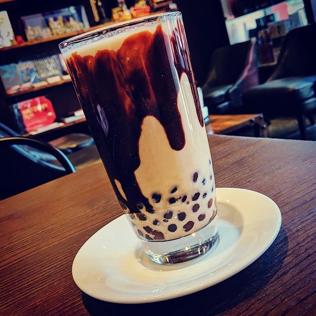 Conocías el #Bubbletea? Porque en #Knowhere se viene con todo! 
El Bubble Tea es un bebida fría MUY popular en Oriente, creada originalmente en Taiwán (pero que se consume MUCHÍSIMO en Japón, China, Corea, Hong Kong y últimamente en USA) y realizada con … ift.tt/2O34G90