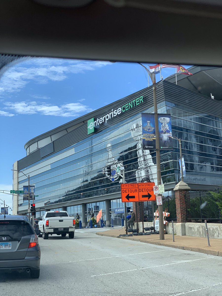 JakeyPanky's tweet photo. Getting ready to head to the @Enterprise_Cntr to go see @jonasbrothers (@nickjonas, @kevinjonas &amp; @joejonas)! With my Best Friend ❤️ #STL #JonasBrothers #HappinessBeginsTourSTL https://t.co/7plPRv1Q3o