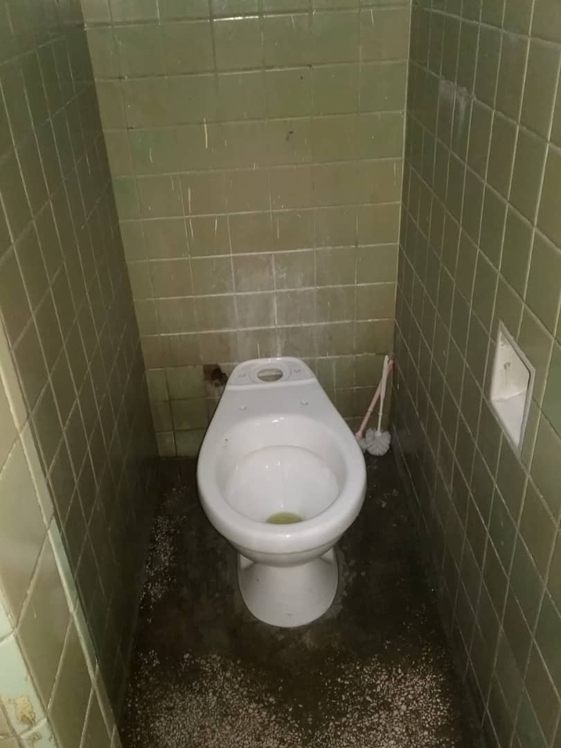 Baño de una sala del hospital general de Placetas, Cuba. La basura se bota cada dos o tres días porque no hay suficiente personal de limpieza.Tengo que poner el video en youtube porque Twitter no me permite subir videos desde hace varios meses.