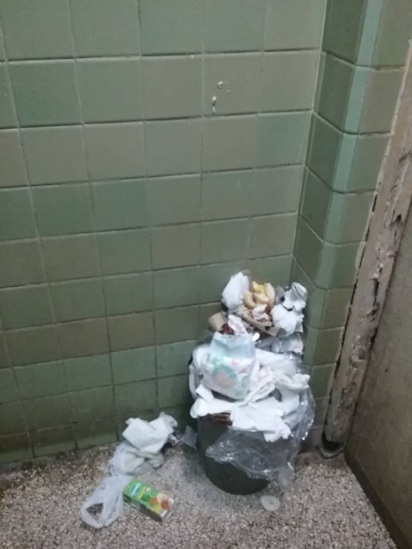 Baño de una sala del hospital general de Placetas, Cuba. La basura se bota cada dos o tres días porque no hay suficiente personal de limpieza.Tengo que poner el video en youtube porque Twitter no me permite subir videos desde hace varios meses.