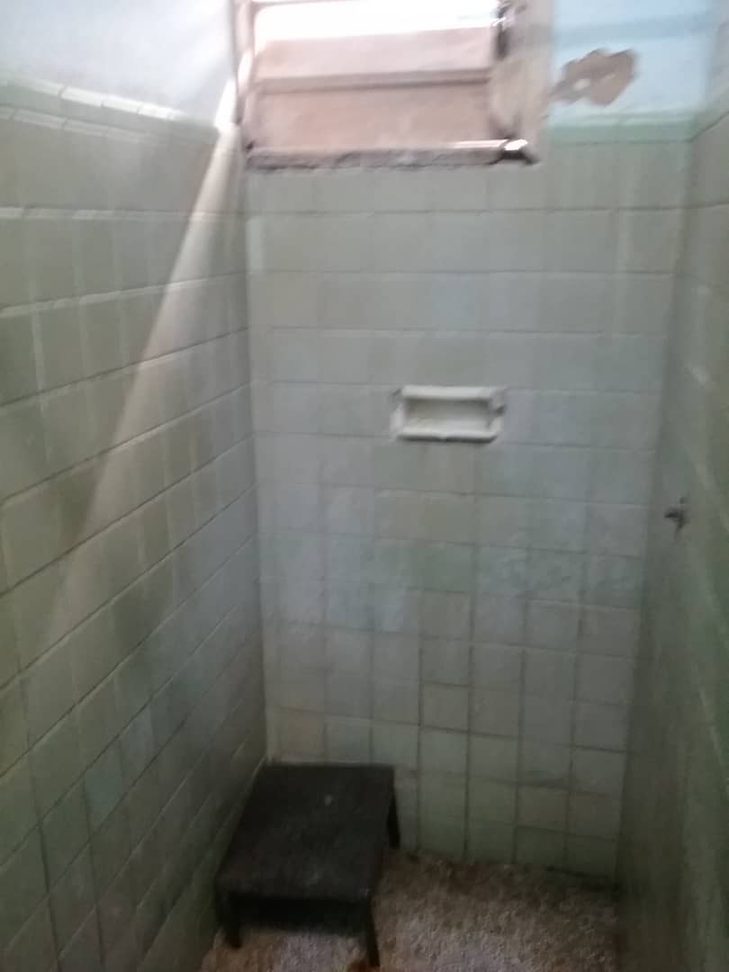 Baño de una sala del hospital general de Placetas, Cuba. La basura se bota cada dos o tres días porque no hay suficiente personal de limpieza.Tengo que poner el video en youtube porque Twitter no me permite subir videos desde hace varios meses.