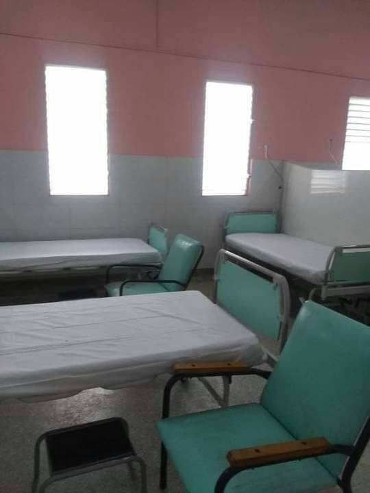 Se reabrieron las salas C y D del hospital León Cuervo, en Pinar del Río. Por ahí pueden tener una idea de cómo luce una sala de un hospital recién reparado en Cuba. Estas fotos son las mejorcitas, ya que están en la página de FBook de la Dirección provincial de salud de Pinar.