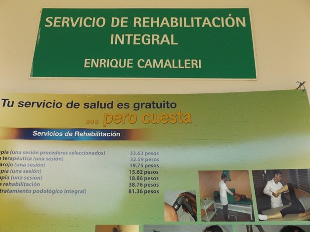 En el centro de rehabilitación Enrique Camalleri hay un listado de precios en un cartel que dice:"Tus servicios de salud son gratis pero cuestan"Lo que no añaden es que al ganar salarios de 25 o 30 dólares al mes, ese dinero ya viene descontado, vayas el hospital o no.