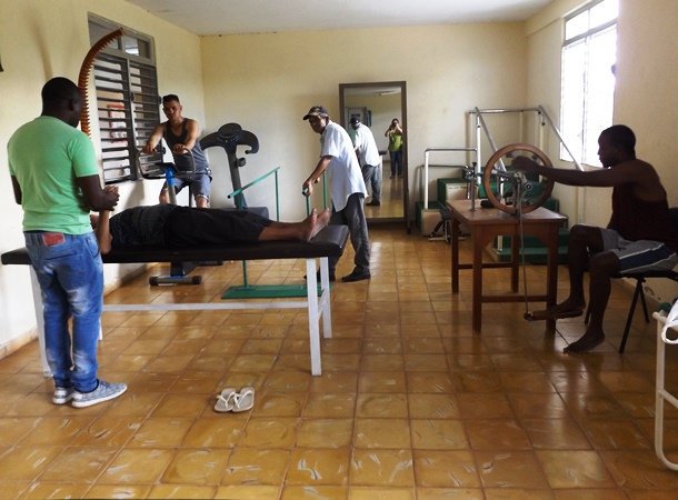 Sala de rehabilitación Enrique Camalleri, Pinar del Río.Los equipos tienen más de 12 años de explotación.Palabras del director:«Nunca nos llegaron las bañeras hidromasaje y la parafina, con lo que pudiéramos ofrecer otros servicios importantes» http://www.radiominas.icrt.cu/index.php?option=com_content&view=article&id=1616%3Arehabilitacion-vs-bloqueo&catid=131&Itemid=586