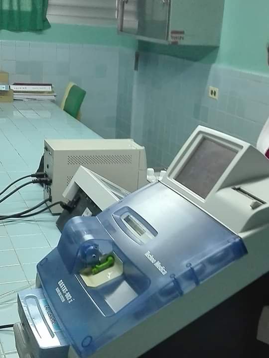 Fotos de un laboratorio recien reparado. Hospital Martín Chang, Camagüey.Los manipuladores comunistas sólo publican fotos de las cosas luego de reparadas, o "recuperadas",como les gusta decir. ¿Por qué no publicaron fotos de ese mismo laboratorio durante todos estos años?