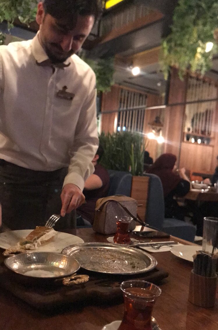 Riyadh_Vibes's tweet photo. كورغان شيف | 🇹🇷 gürkan sef

مطعم تركي 
افراد وعائلات 

طلباتنا كانت 🍽 
ستيك فرنسي 120 ريال 
برجر كورغان شيف الخاص 64 ريال 
بقلاوة بالايسكريم 

المطعم اقل من التوقعات 

📍 مجمع ذا زون / التخصصي 
💸 مرتفعة 
♿️ مهيأ https://t.co/iHyi6RCX9m
