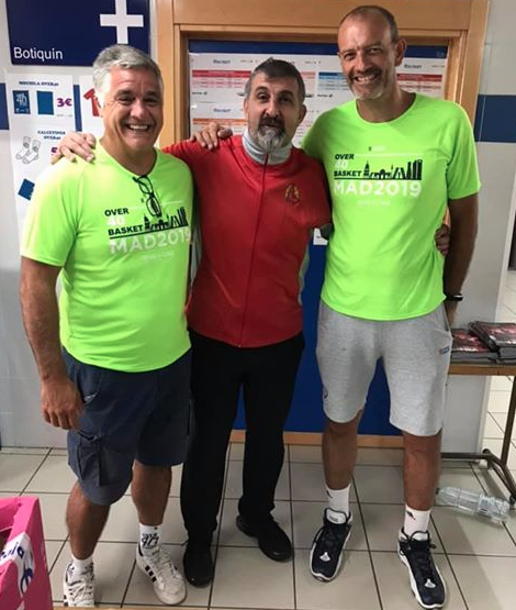 LeyendasRMB's tweet photo. Dos compañeros, @quiqueruiz67 y @valdiandres forman parte del gran equipo que organiza este finde el @giveandgosport @over40basket1, una iniciativa para aquellos apasionados del basket que no pueden dejar de jugarlo por mucho que pasen los años. ¡Enhorabuena! https://t.co/7EykesJuwG