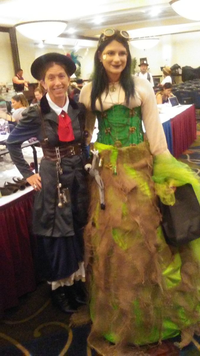 laughing_usagi's tweet photo. Had a fun time at #SteamCon with @ImSkunkyChan https://t.co/h54WEP5AWE